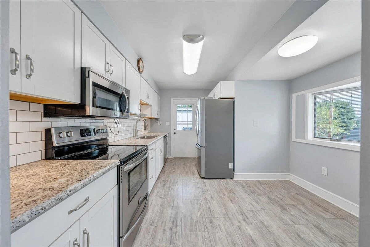 1817 Woodlawn AVE - Photo 8