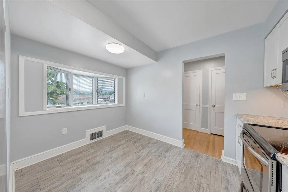 1817 Woodlawn AVE - Photo 9