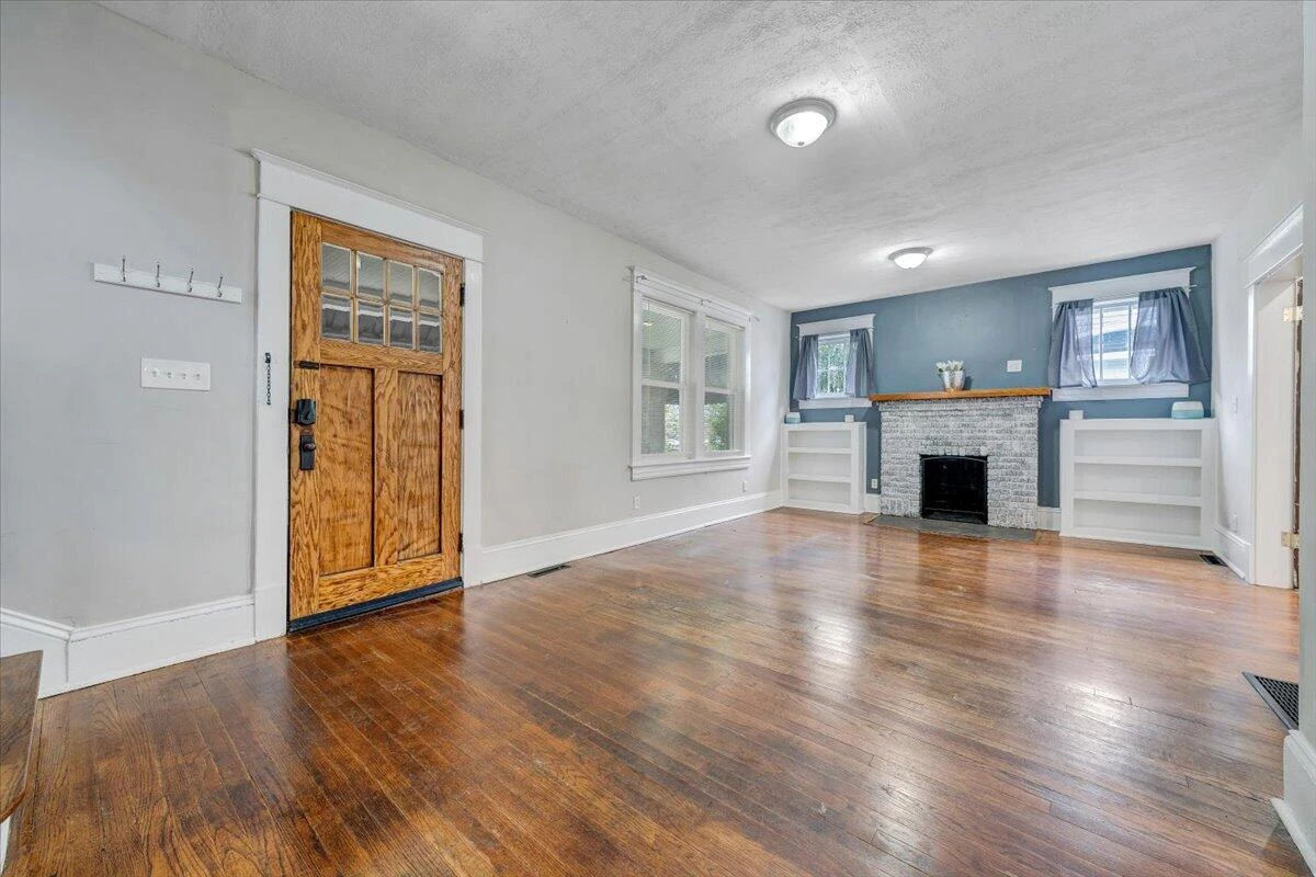 1414 Kenwood BLVD SE - Photo 2