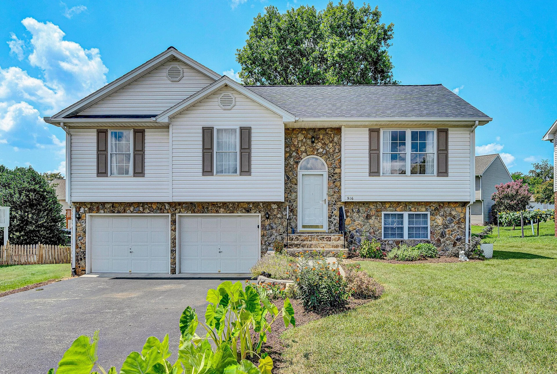 916 Slusser LN