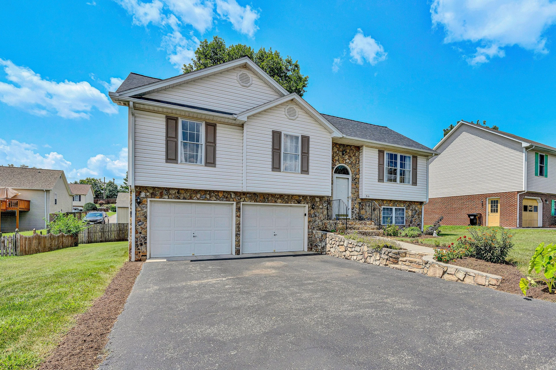 916 Slusser LN - Photo 2