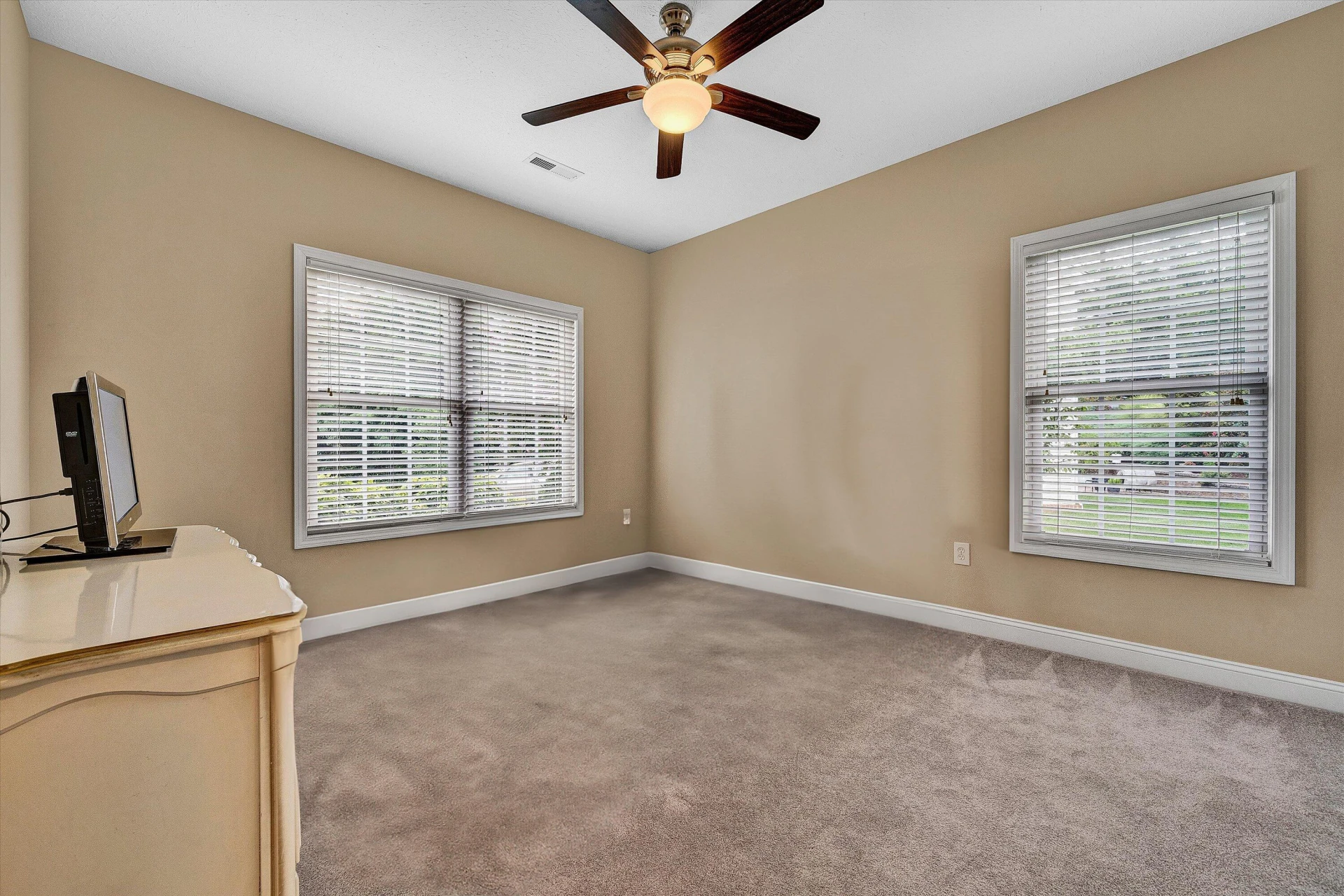 708 Bradford CIR - Photo 13