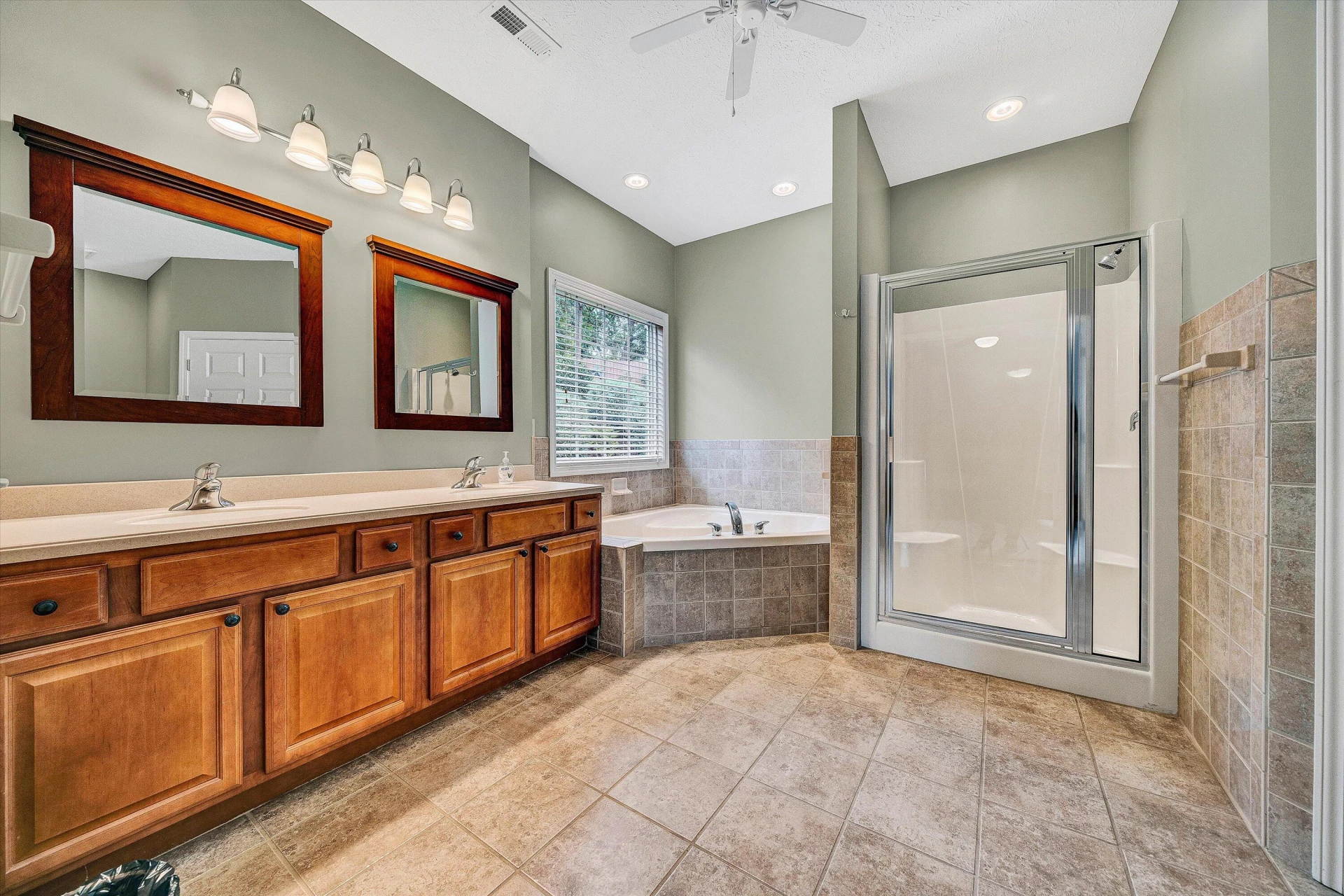 708 Bradford CIR - Photo 16