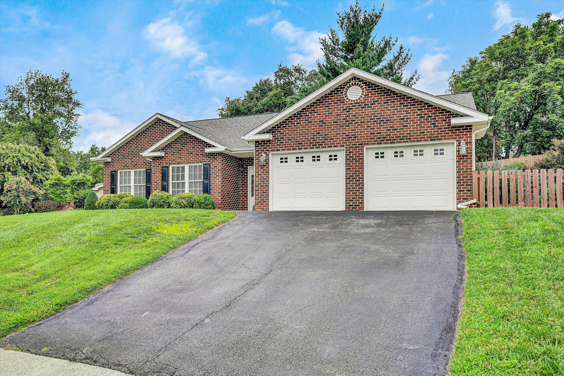 708 Bradford CIR - Photo 2