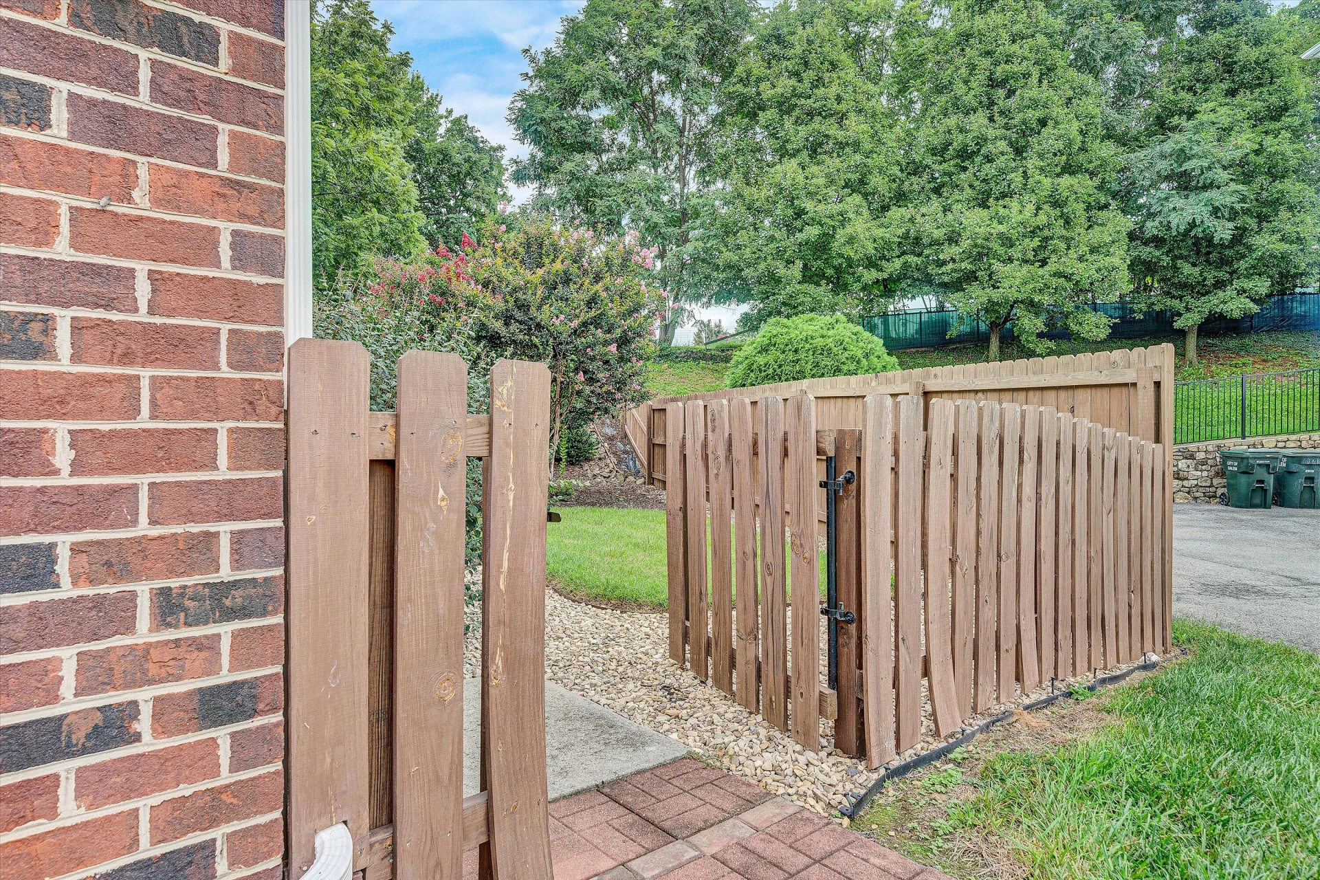 708 Bradford CIR - Photo 20