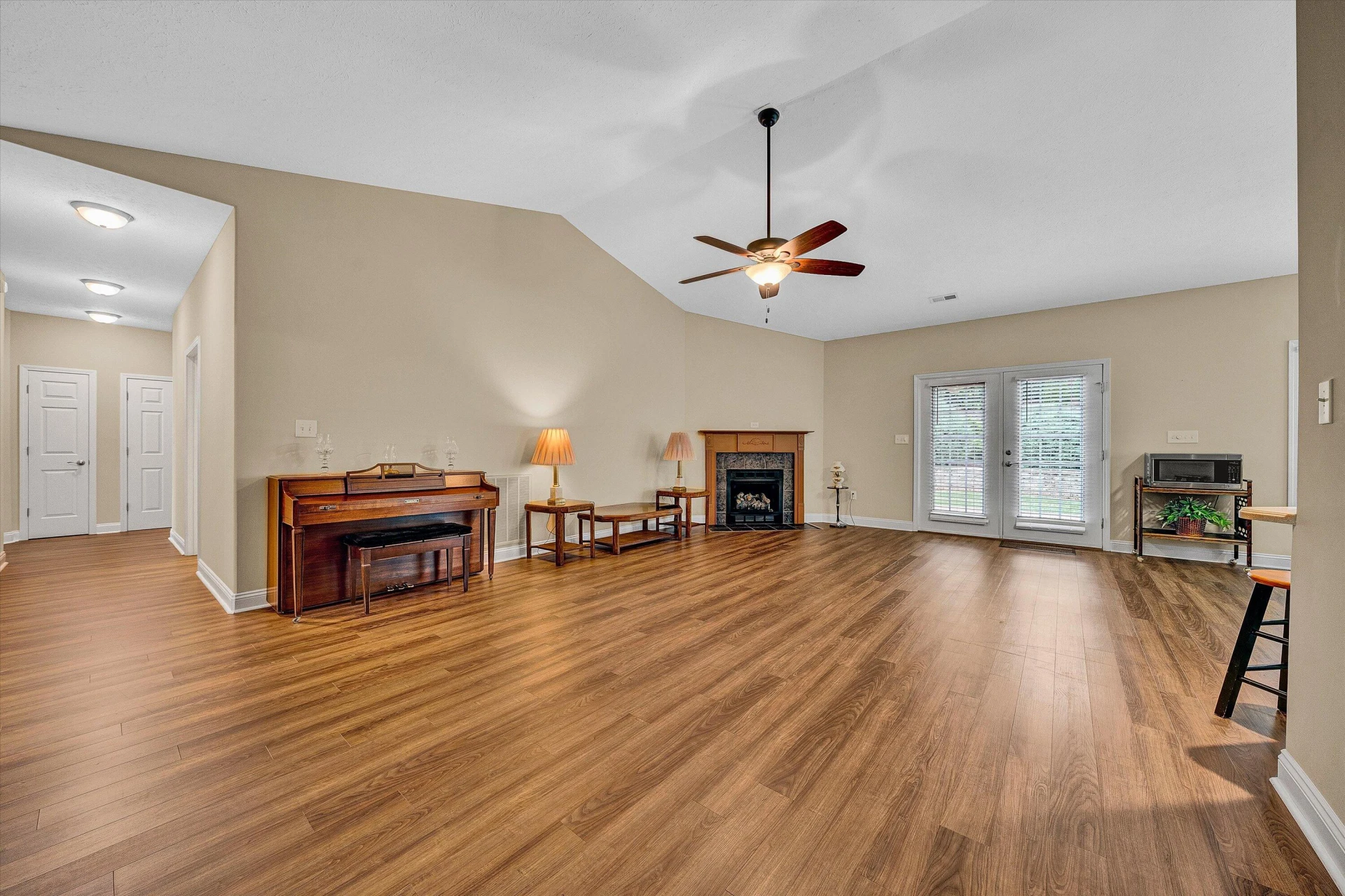 708 Bradford CIR - Photo 6