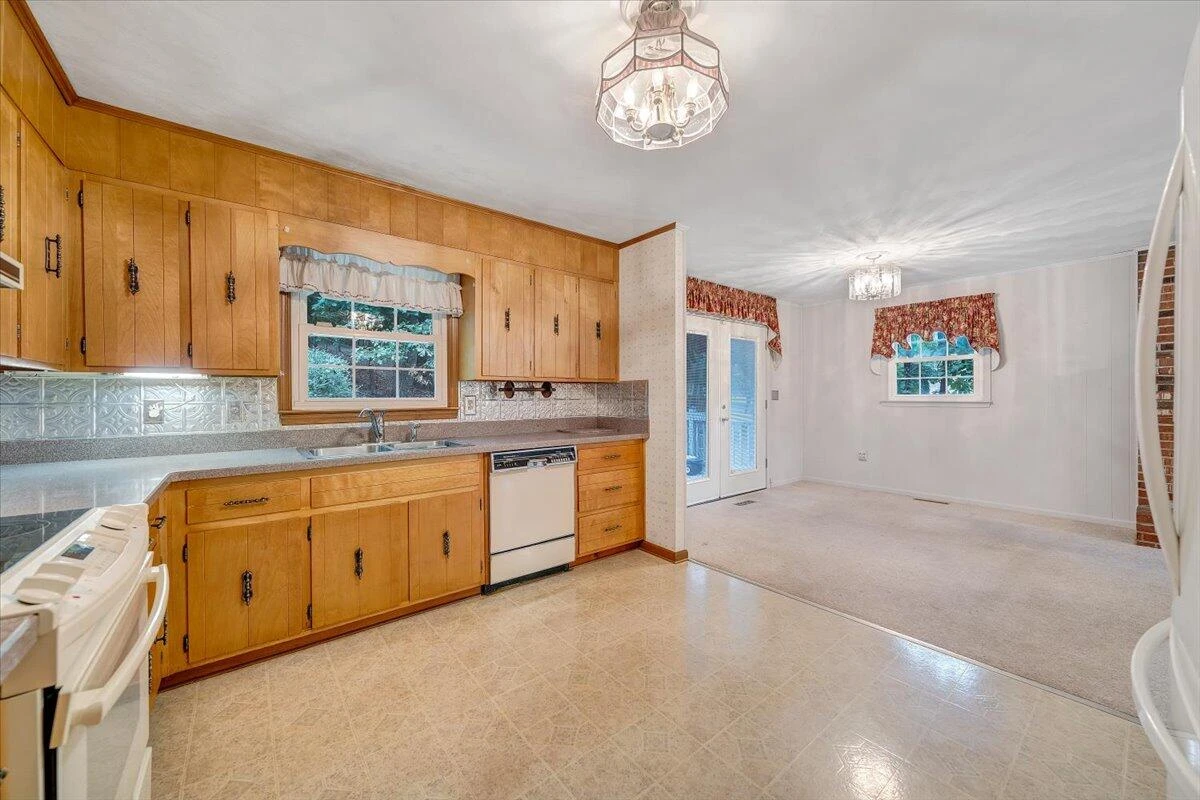 2826 Greggin DR - Photo 2