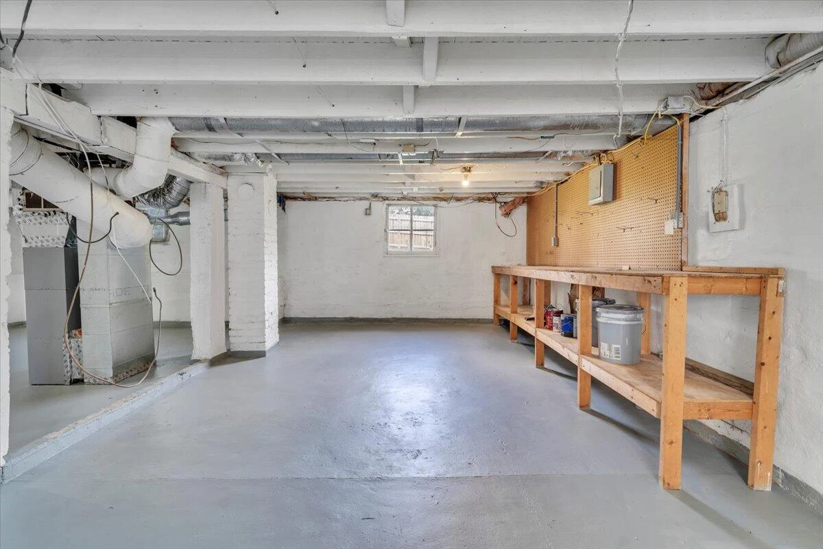 1127 Montrose AVE SE - Photo 32