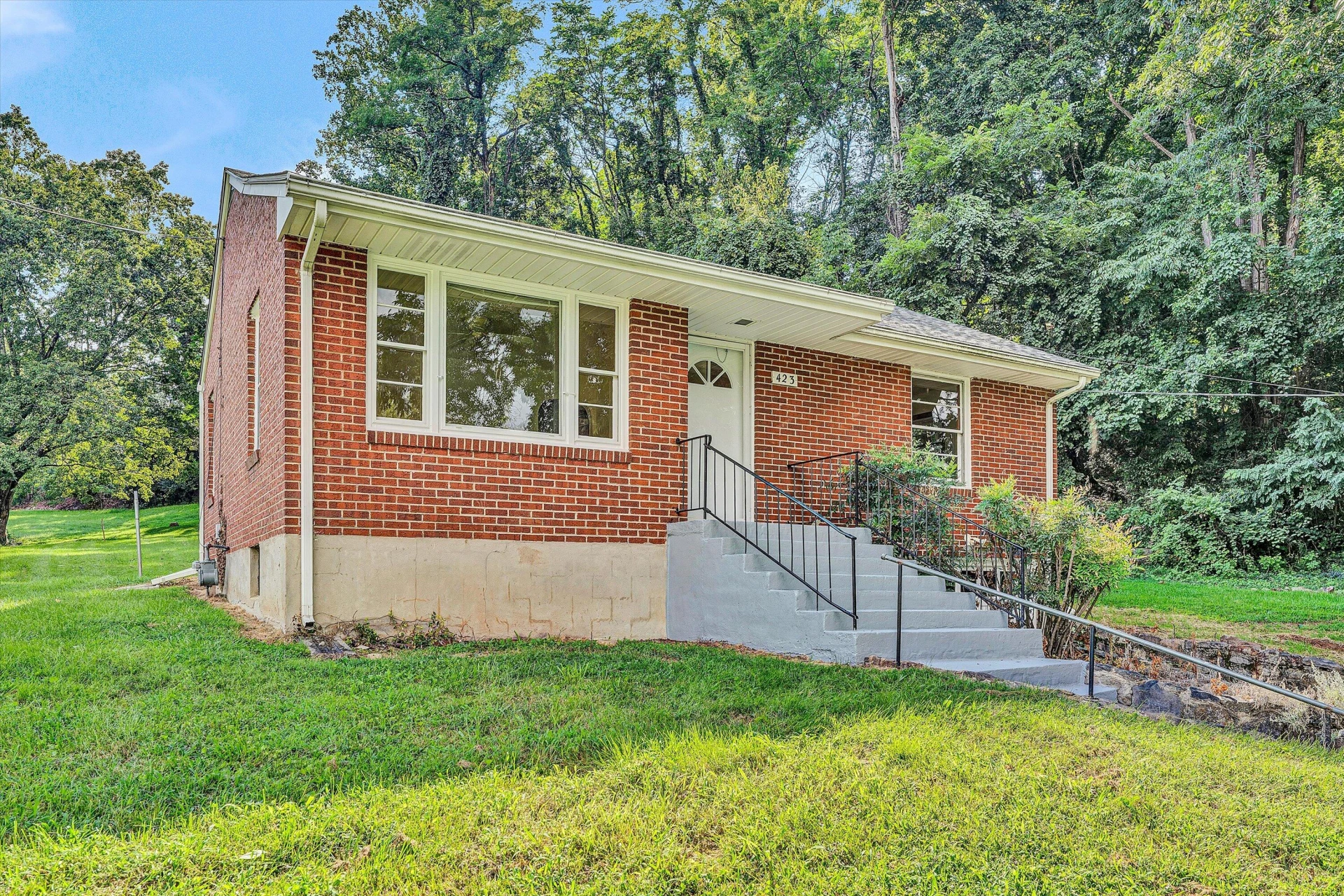 423 Parkdale DR - Photo 2