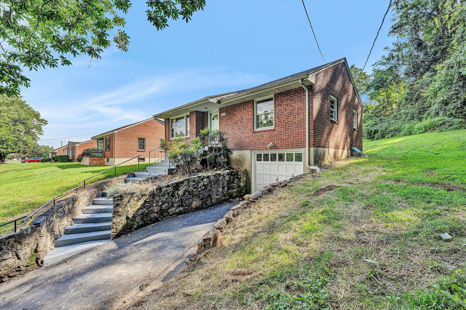 423 Parkdale DR - Photo 3