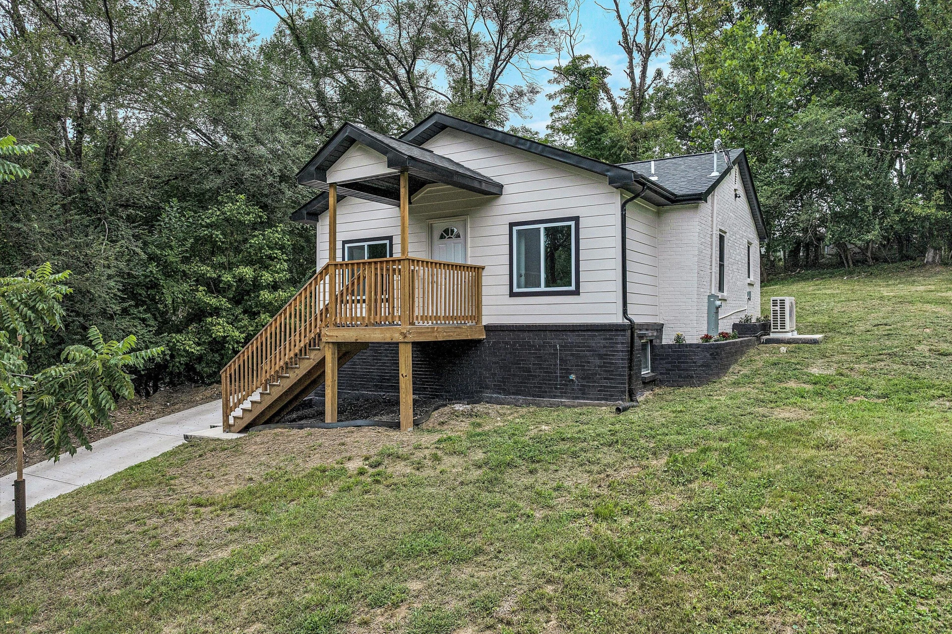 1745 19Th ST NE - Photo 2