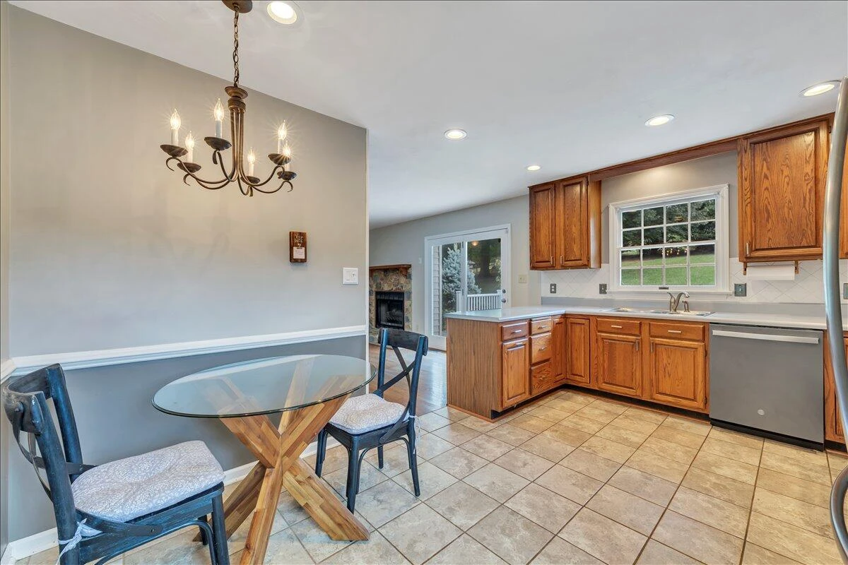 2424 Olde Salem DR - Photo 17