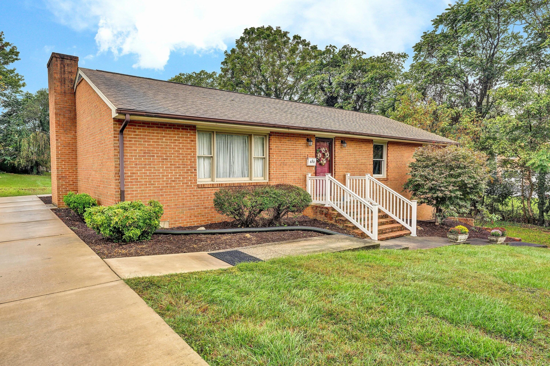 573 Crestland DR - Photo 3