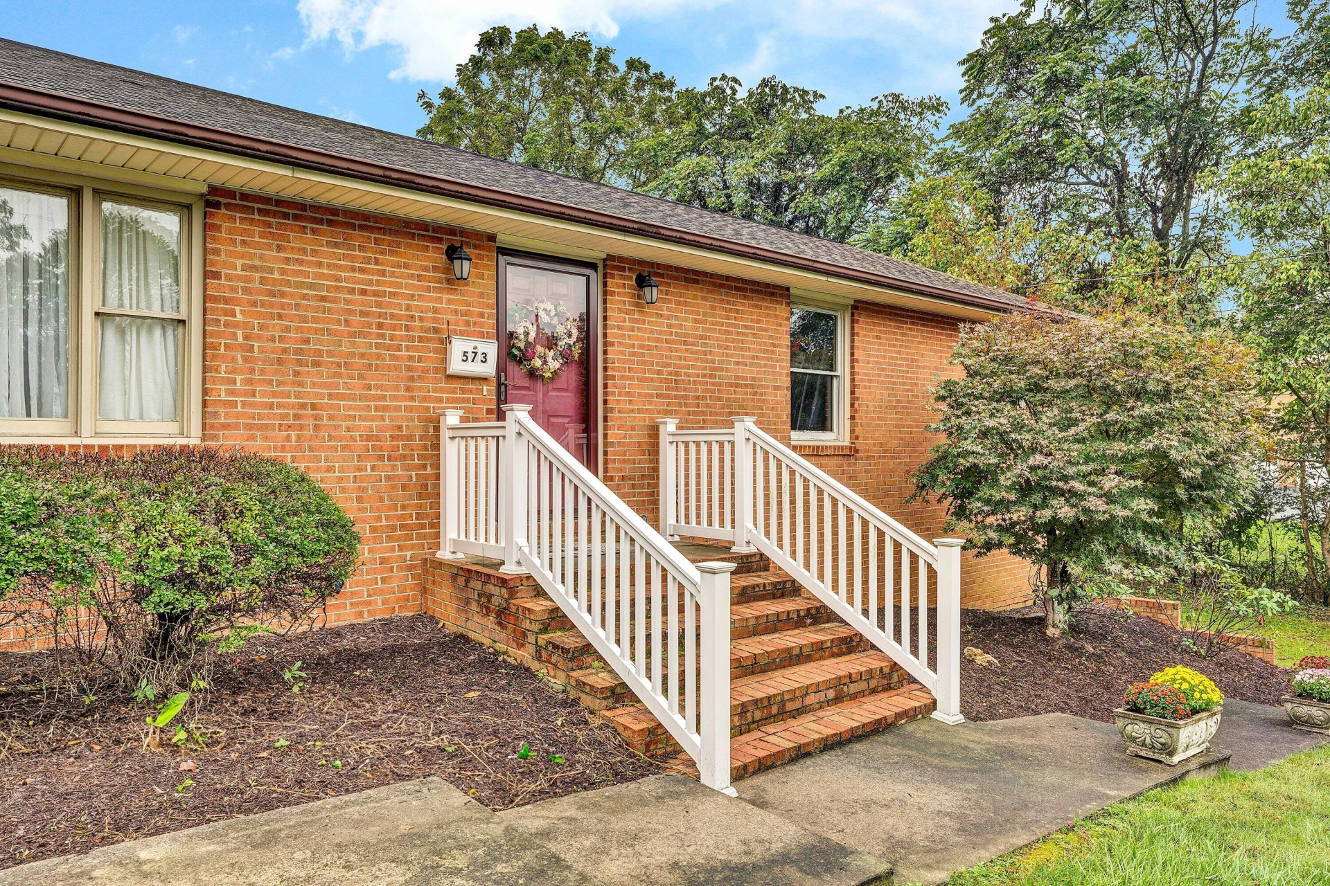 573 Crestland DR - Photo 4