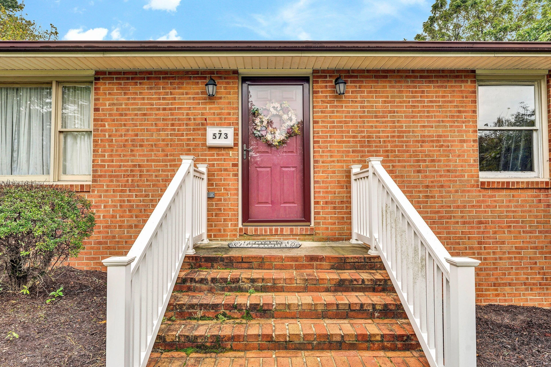 573 Crestland DR - Photo 5