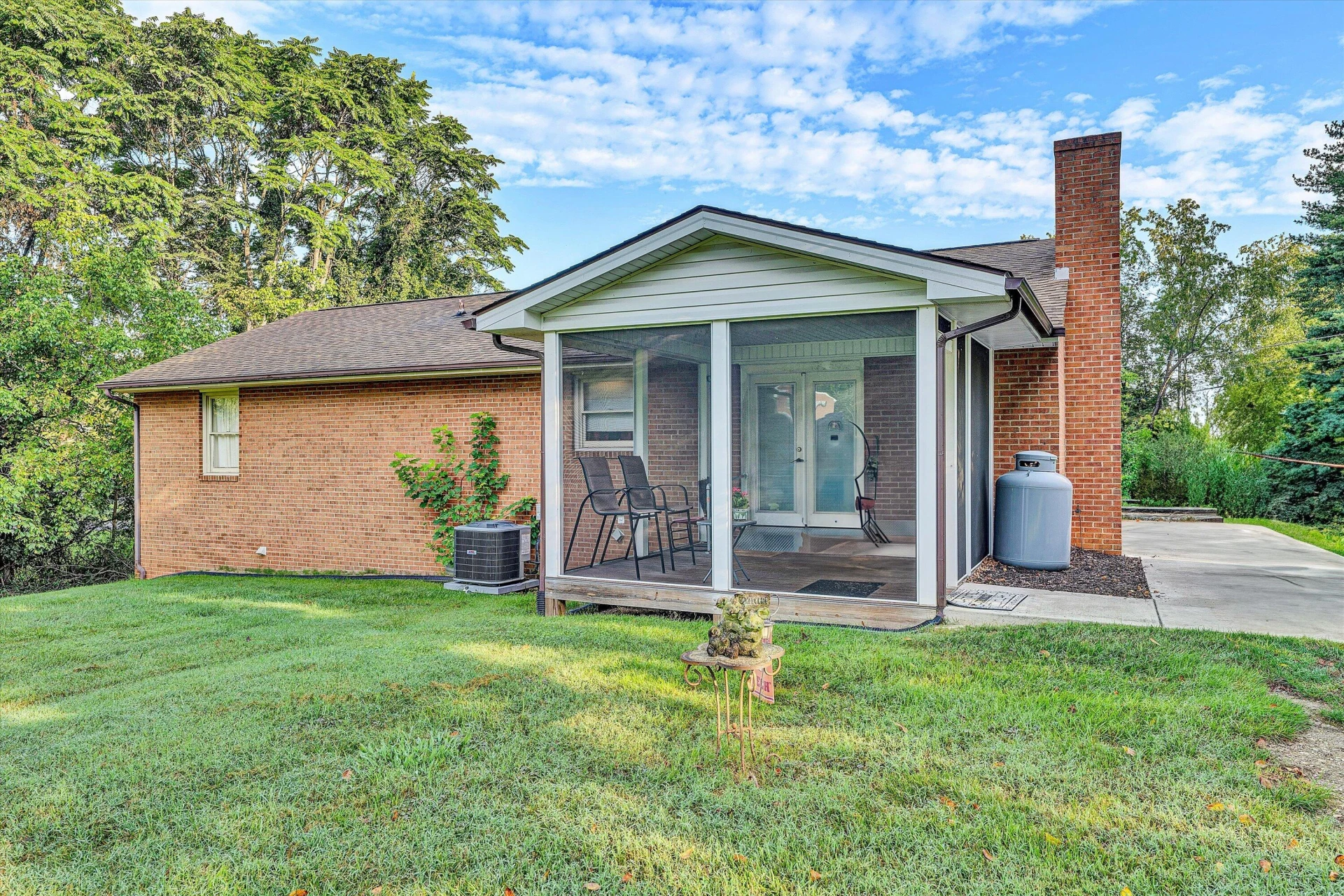 573 Crestland DR - Photo 7