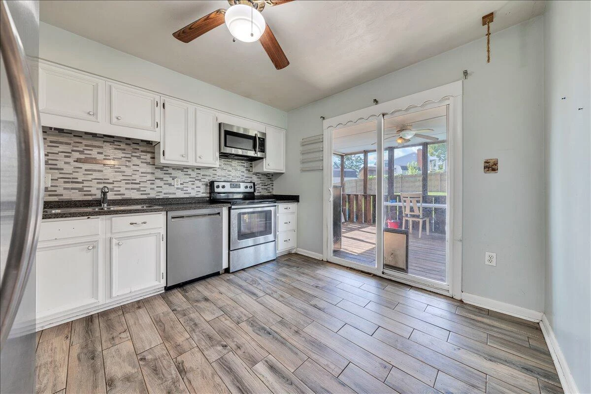 3728 Hyde Park DR - Photo 13