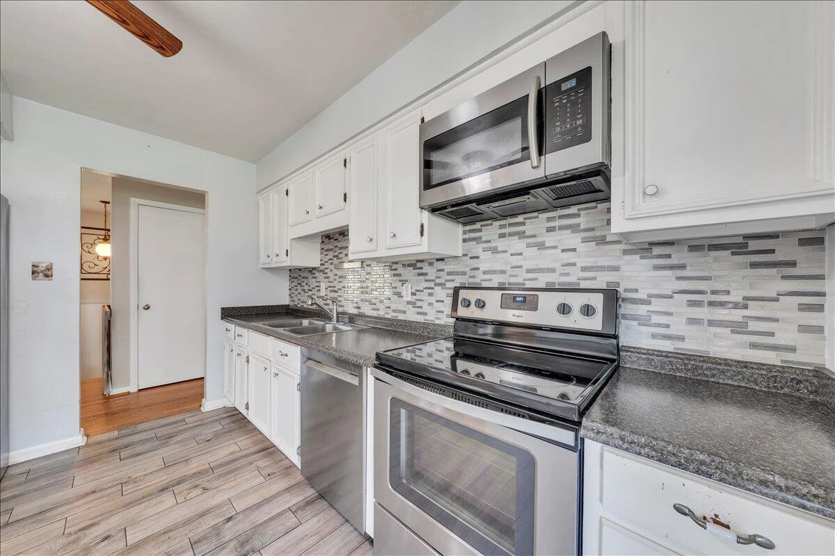 3728 Hyde Park DR - Photo 16