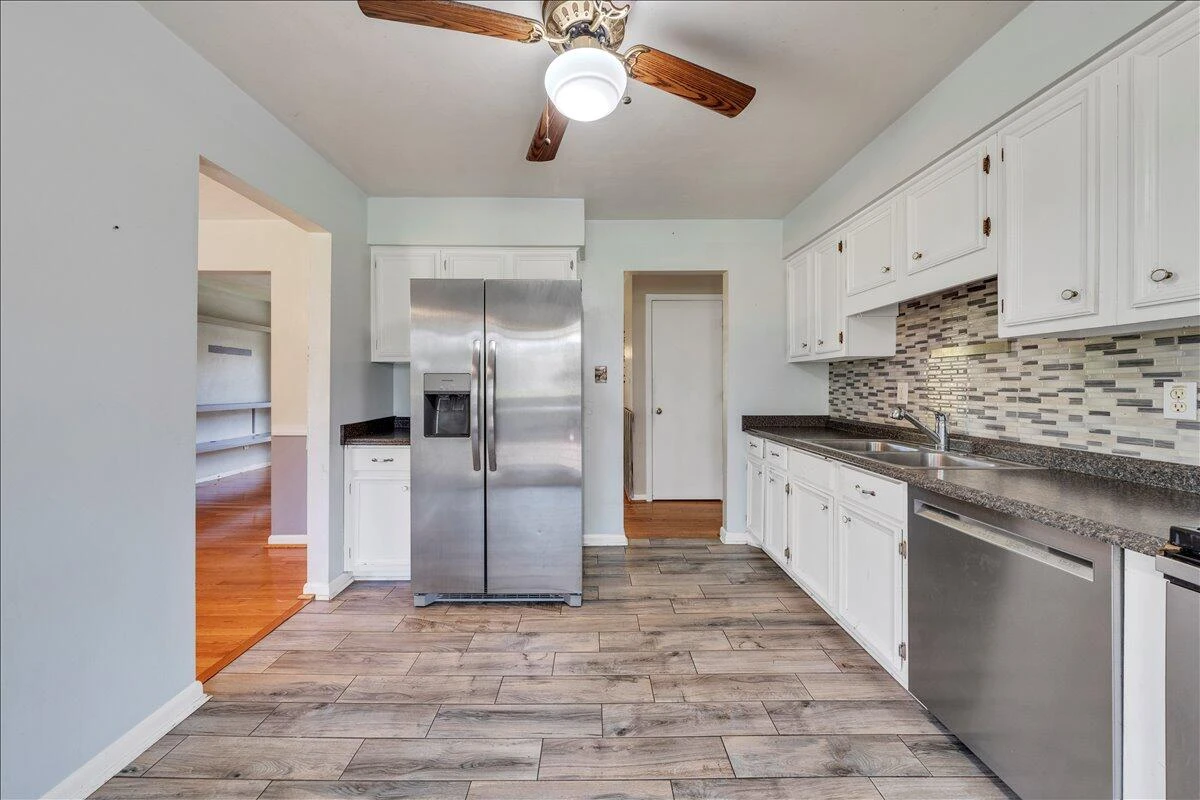 3728 Hyde Park DR - Photo 17
