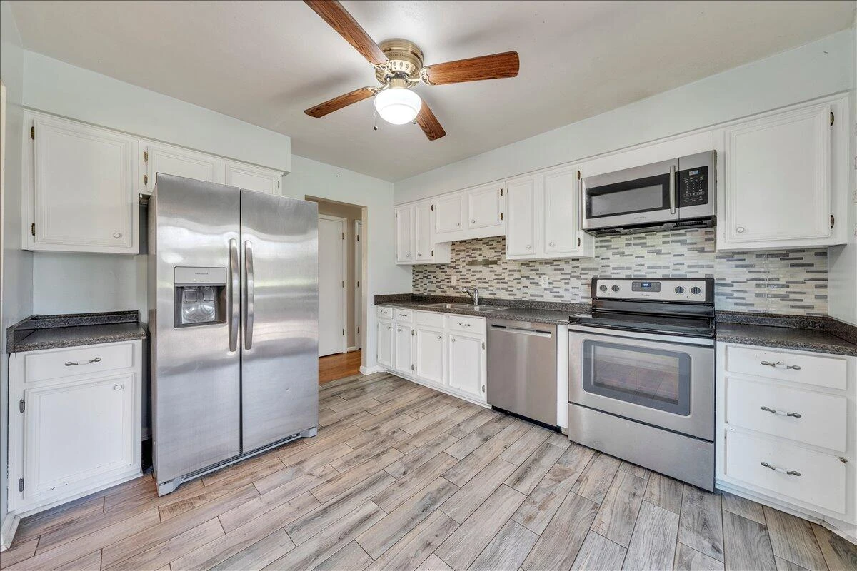 3728 Hyde Park DR - Photo 18