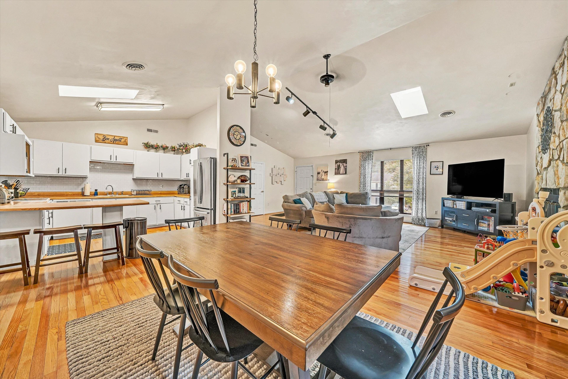 5579 Cynthia DR - Photo 11