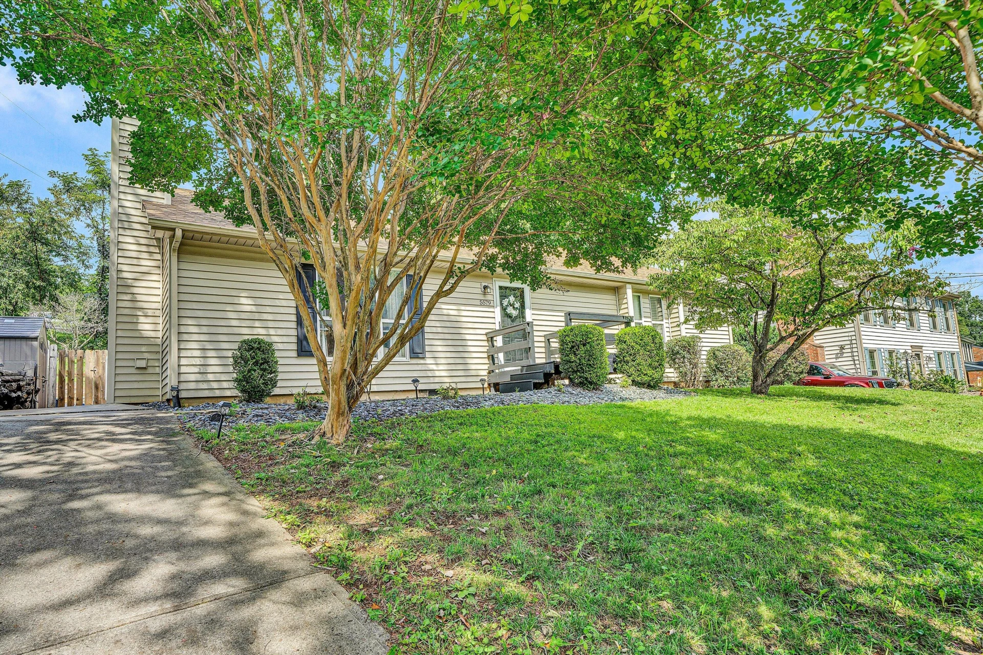 5579 Cynthia DR - Photo 2