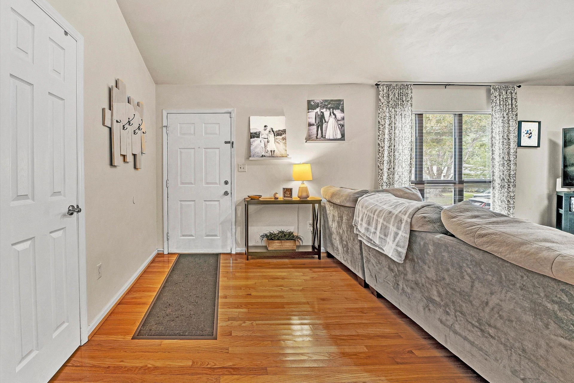 5579 Cynthia DR - Photo 3