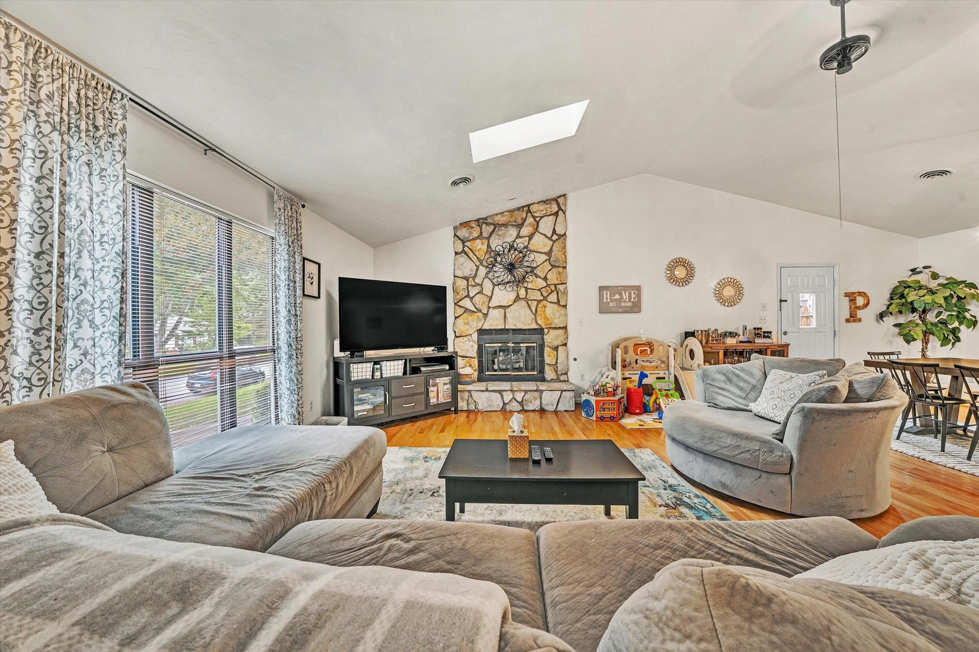 5579 Cynthia DR - Photo 4