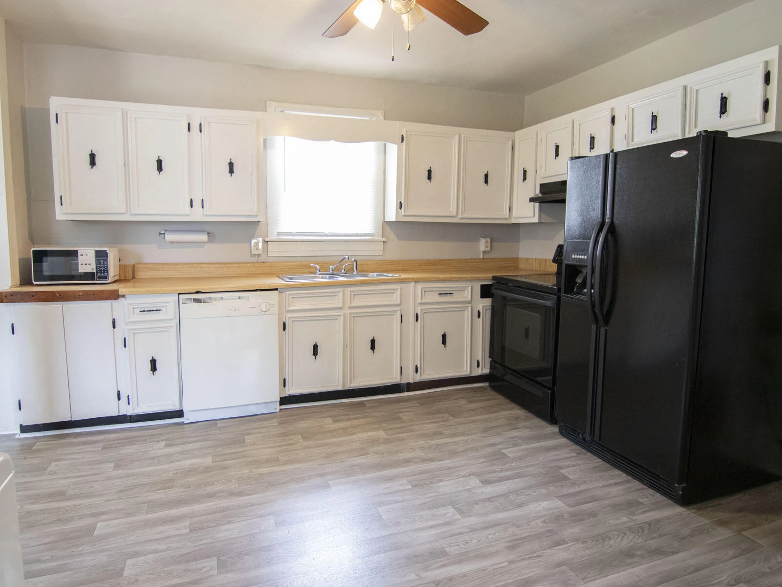 1227 Buena Vista BLVD SE - Photo 3