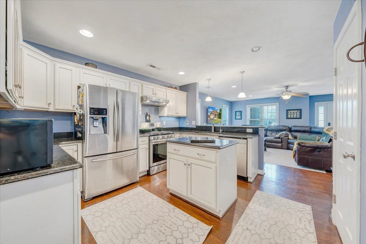 619 Moran AVE - Photo 5