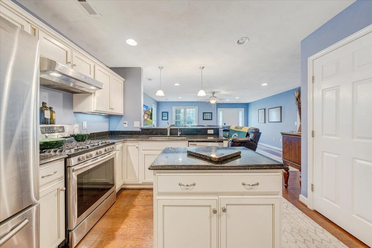 619 Moran AVE - Photo 7