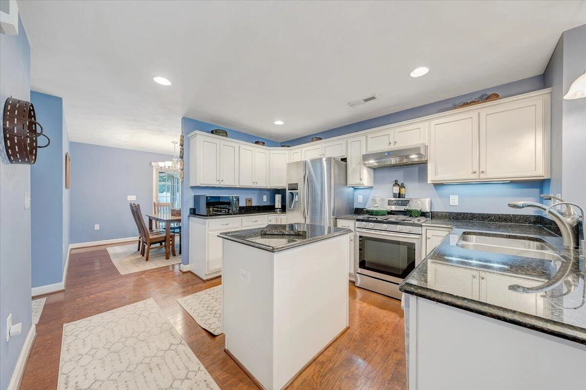619 Moran AVE - Photo 8