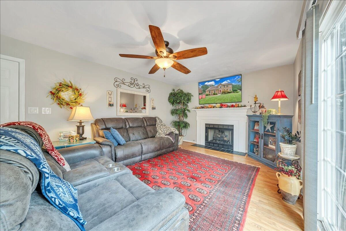 1713 Ashbury CT - Photo 2