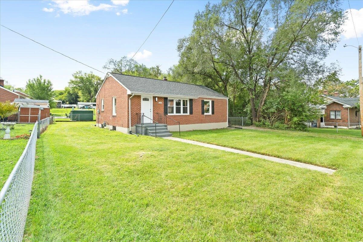 1513 Aspen ST NW - Photo 3