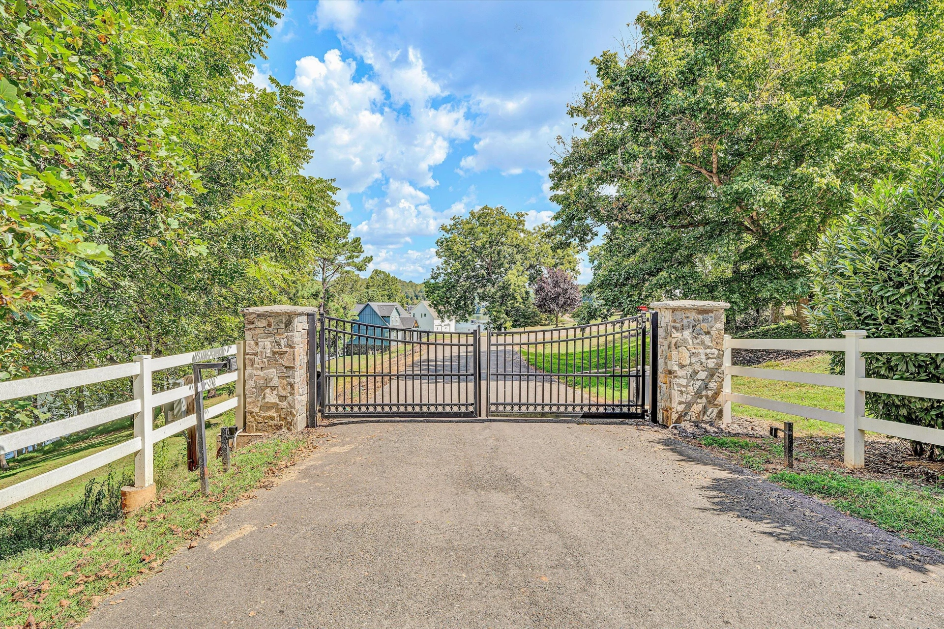 1031 Lake Breeze DR - Photo 3