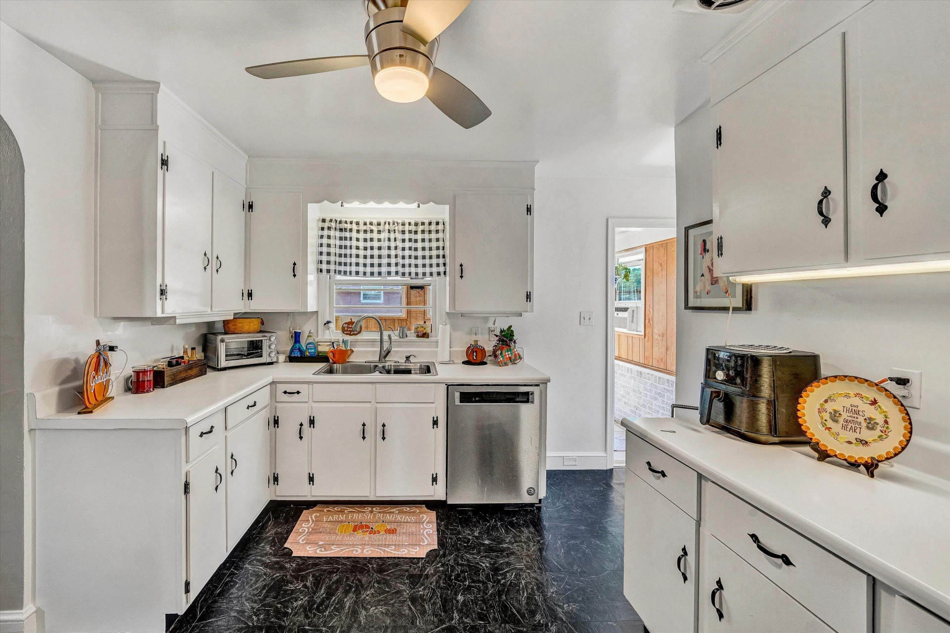1121 Nover AVE - Photo 9