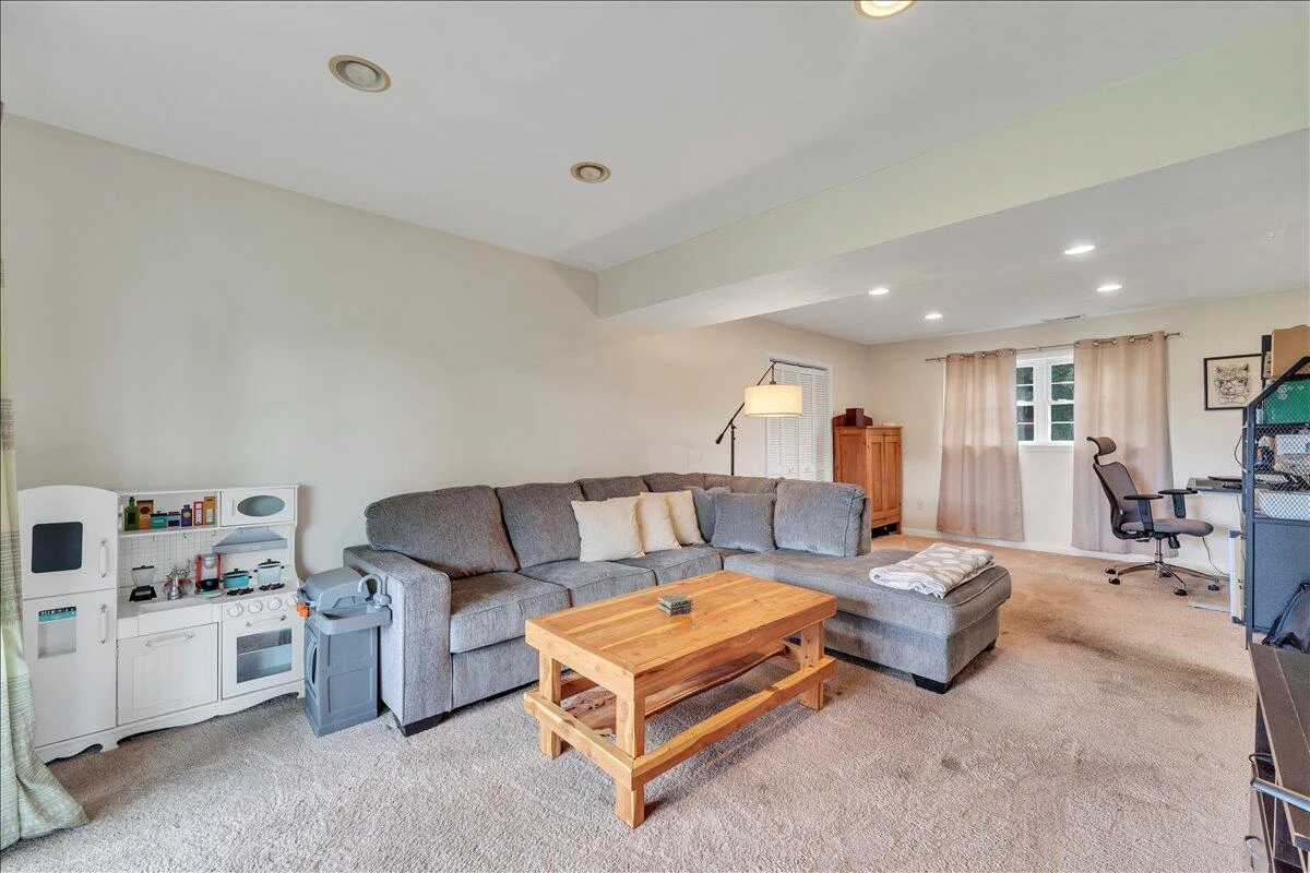 2414 Carlsbad CIR - Photo 17