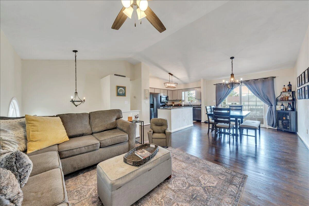 2414 Carlsbad CIR - Photo 8
