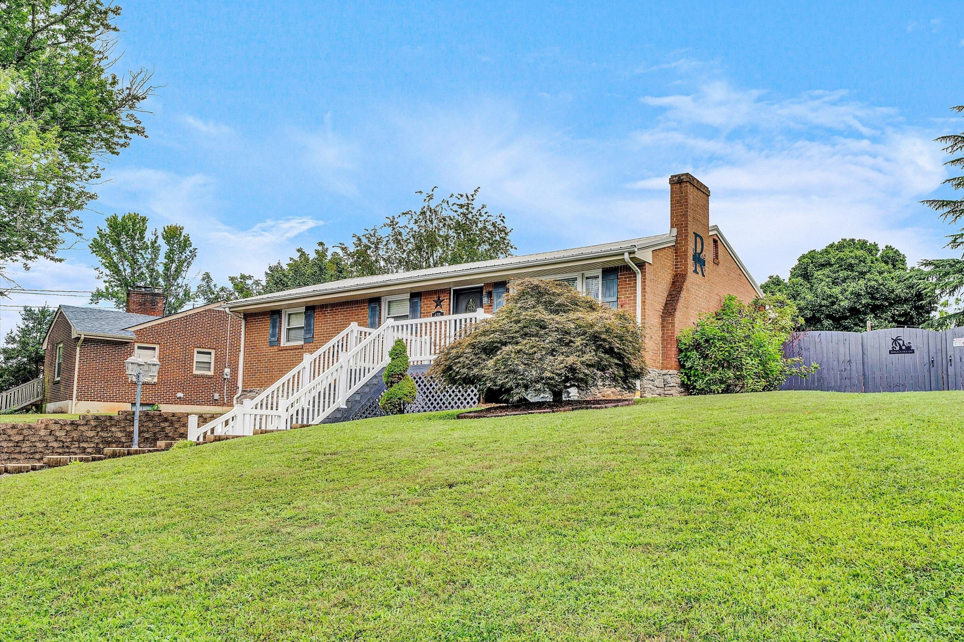 635 Ridgecrest DR - Photo 2