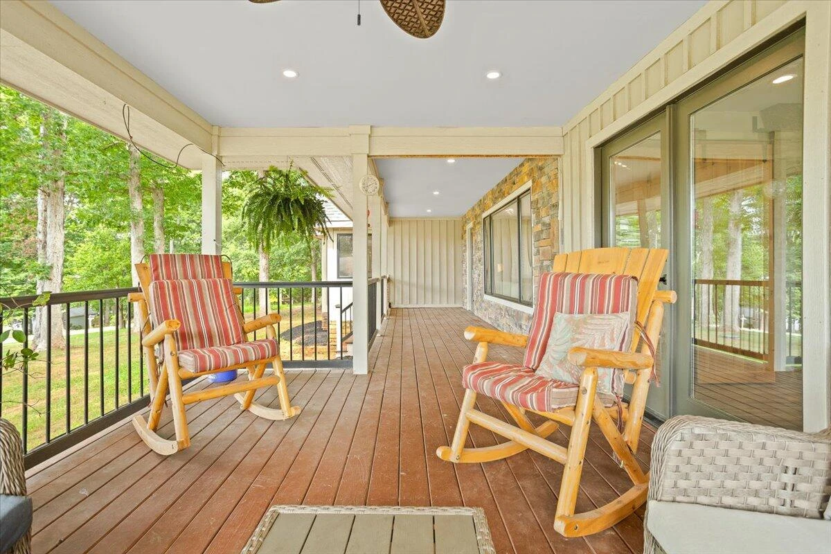 606 Surrey DR - Photo 18