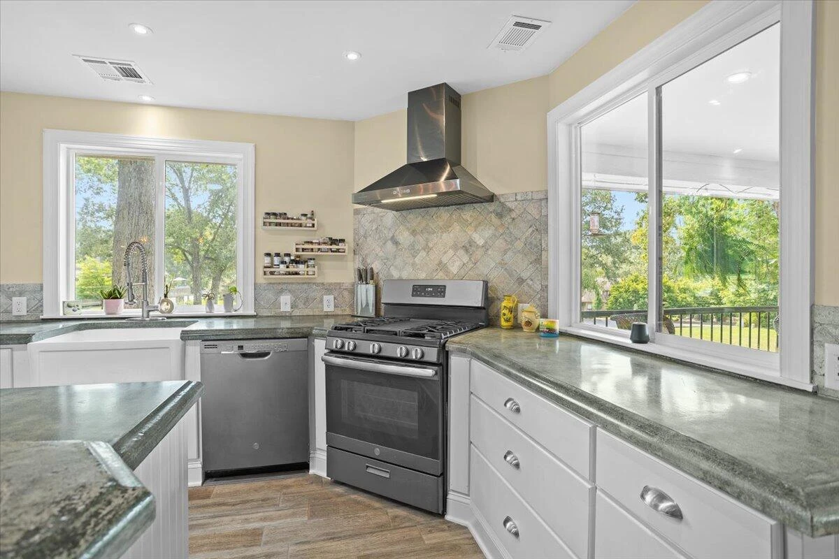 606 Surrey DR - Photo 35