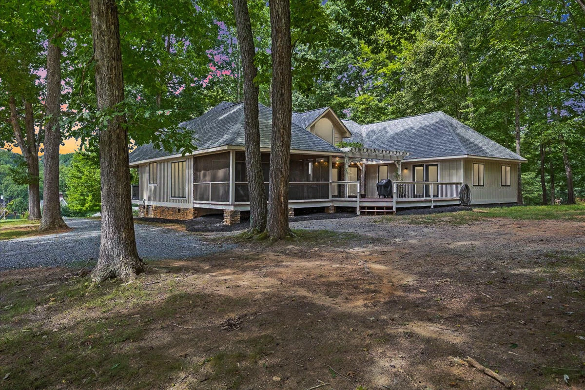 606 Surrey DR - Photo 7