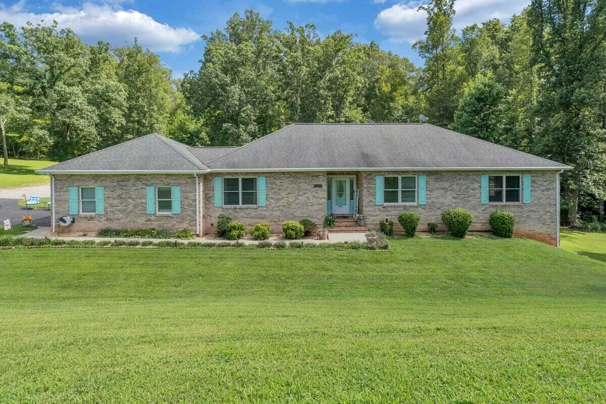 114 Barrington CT - Photo 2