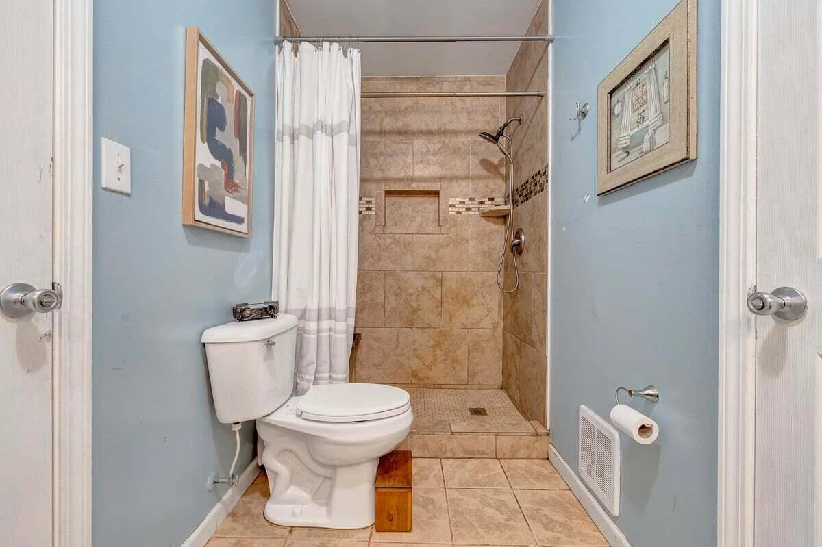 114 Barrington CT - Photo 33