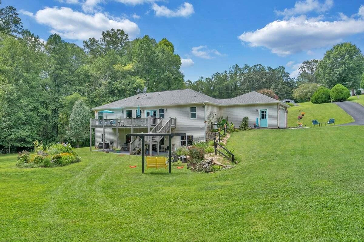 114 Barrington CT - Photo 4