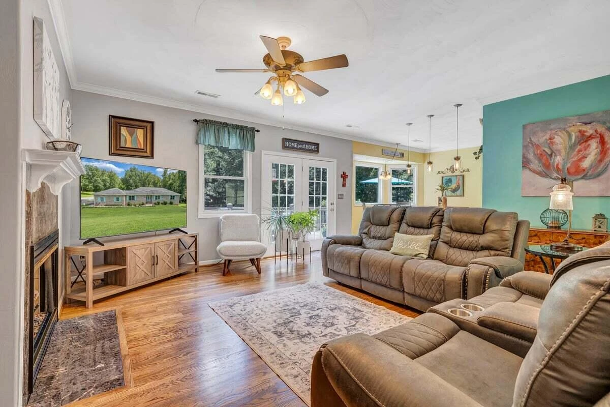 114 Barrington CT - Photo 9