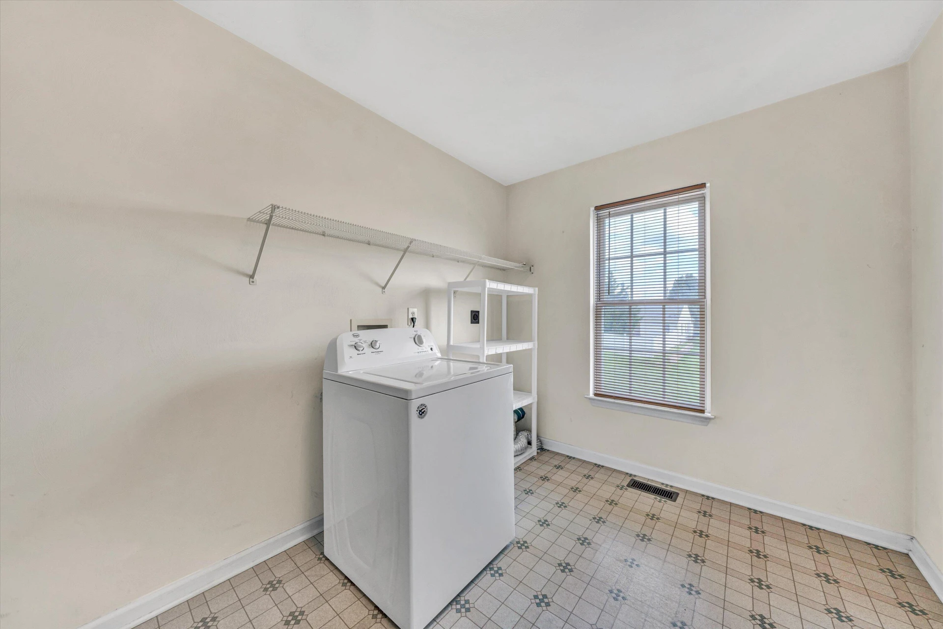 7027 Linn DR - Photo 16