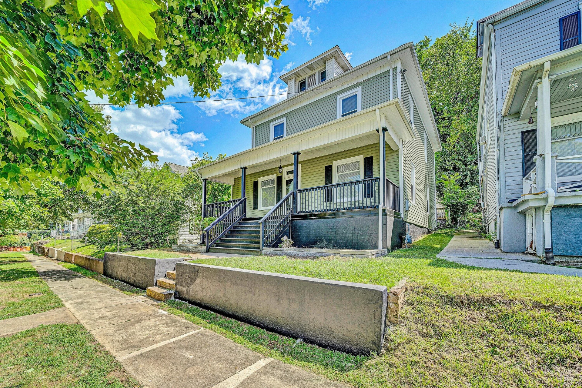 809 Elm AVE SE - Photo 2