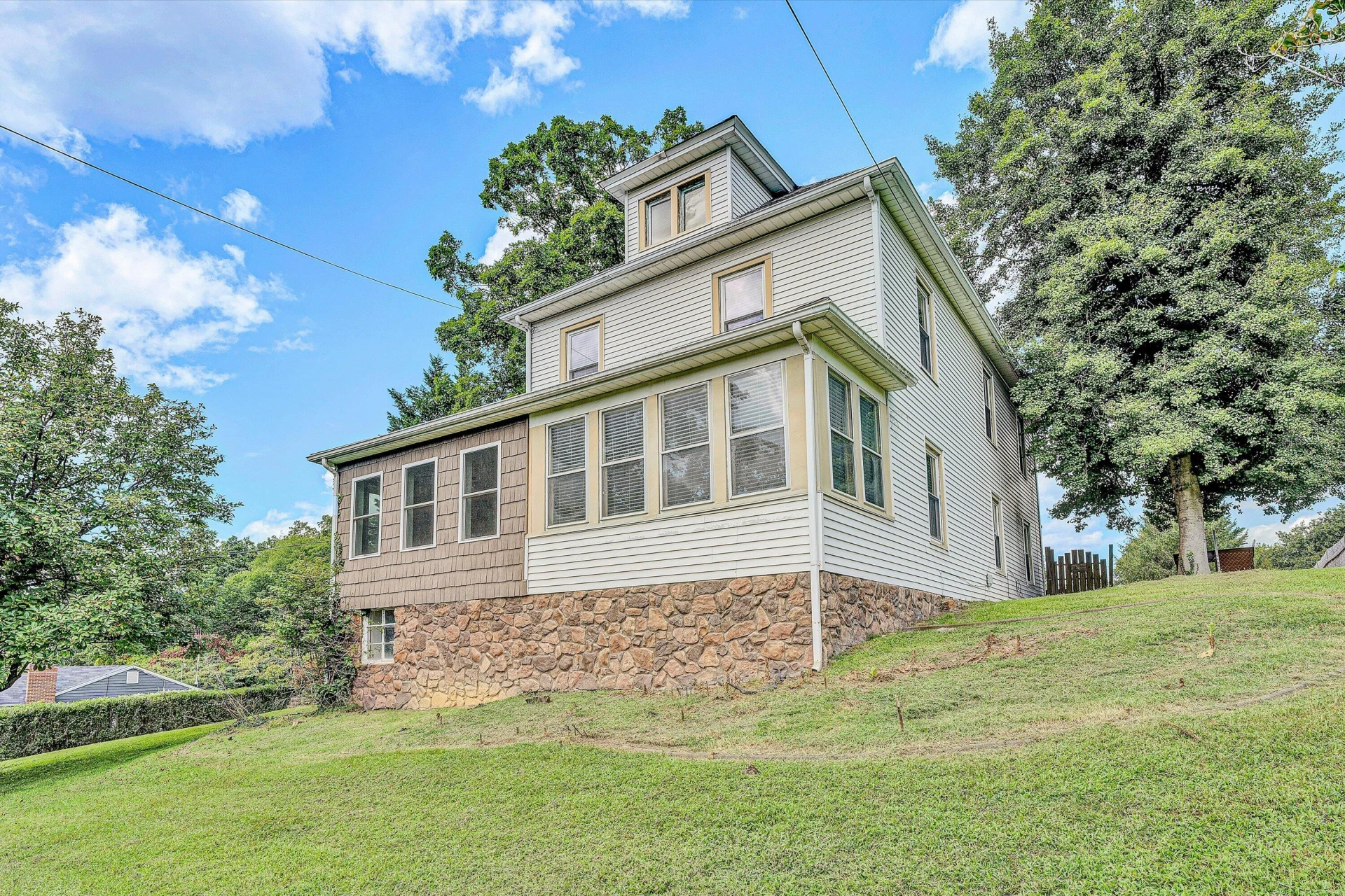 1703 Springfield AVE - Photo 2