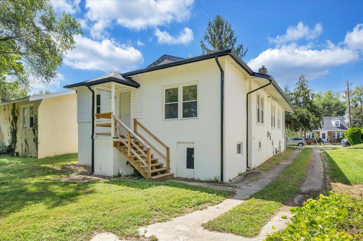 2429 Massachusetts AVE NW - Photo 32